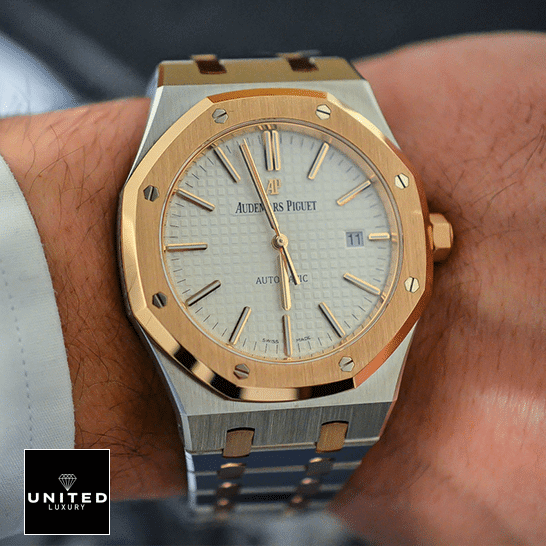 Audemars Piguet Royal Oak 15400SR.OO.1220SR.01 Perfect Clone Edition audemars piguet royal oak self winding two tone 15400SR Audemars Piguet Two Tone Automatic White Ddial Replia on the man wrist