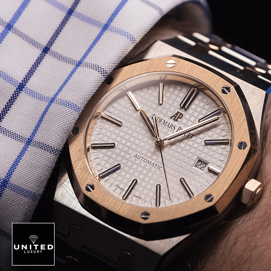 Audemars Piguet Royal Oak 15400SR.OO.1220SR.01 Perfect Clone Edition audemars piguet royal oak self winding Audemars Piguet White Dial Gold Bezel Replica on the man wrist