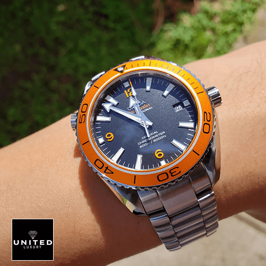 Omega Seamaster Diver Steel 210.30.42.20.06.001 Exclusive Clone Edition omega seamaster planet ocean 232.30.42.21.01.002 replica hand Omega Seamaster Planet Gri Kadran Turuncu Bezel Replika bilekte