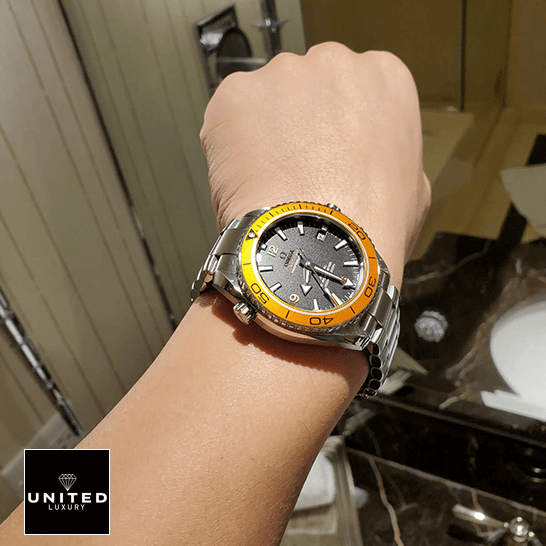 Omega Seamaster Diver Steel 210.30.42.20.06.001 Exclusive Clone Edition omega seamaster planet ocean 232.30.42.21.01.002 replica wrist Omega Seamaster Gri Kadran Turuncu Bezel Replika bilekte
