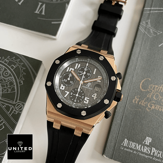 AP Royal Oak Offshore Super Clone 25940OK.OO.D002CA.01 United Luxury Shop Deluxe Replica Edition audemars piguet royal oak o ffshore 25940OK.OO .D002CA.01 replica front Audemars Piguet Siyah Kadran 25940OK.OO_.D002CA.01 Altın Kasa Replika garanti kartının yanında