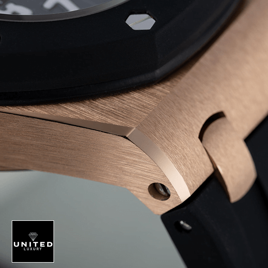 AP Royal Oak Offshore Super Clone 25940OK.OO.D002CA.01 United Luxury Shop Deluxe Replica Edition audemars piguet royal oak o ffshore 25940OK.OO .D002CA.01 replica metarial 1 Audemars Piguet Royal Oak Gold Case Black Rubber Bracelet Replica