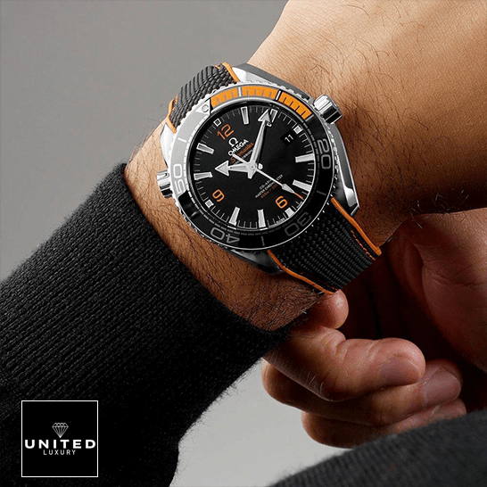 Omega Column Wheel Replica omega seamaster planet ocean 215.32.44.21.01.001 hand 1 Omega Seamaster Planet Ocean Black Dial Replica on the man wrist