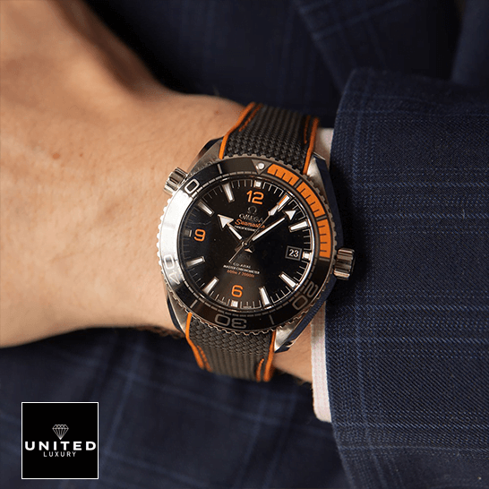 Omega Column Wheel Replica omega seamaster planet ocean 215.32.44.21.01.001 man 1 Omega Seamaster Orange Black Dial Replica on the wrist