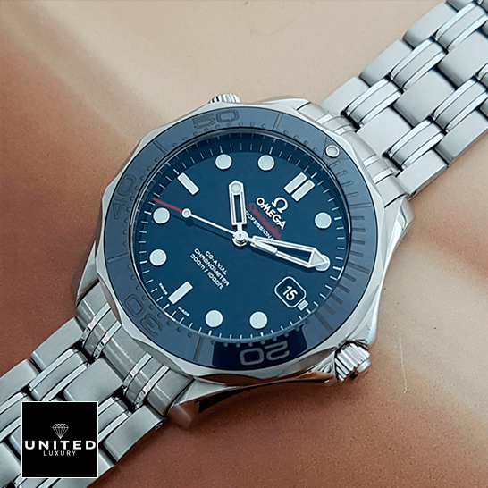 Omega Seamaster Diver Co-Axial Master Chronometer 212.30.41.20.03.001 High-End Replica 1:1 Omega Blue Dial Seamaster Co Axial 300m Steel Replica cream background