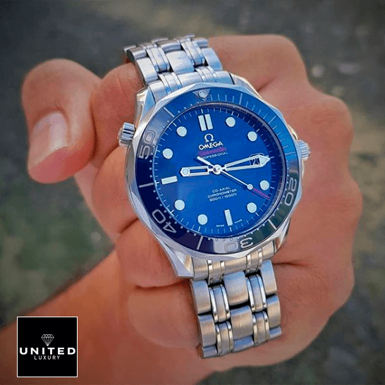 Omega Seamaster Diver Co-Axial Master Chronometer 212.30.41.20.03.001 High-End Replica 1:1 Omega Seamaster 300m Co Axial Steel Blue Dial Replica on the hand