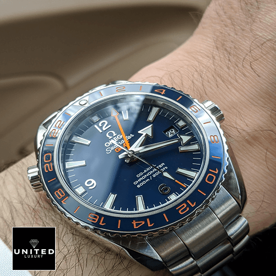 Omega Seamaster Planet Ocean 232.30.44.22.03.001 Precision Replica Edition omega seamaster planet ocean steel 232 30 44 22 03 001 blue dial hand Omega Seamaster GMT Blue Dial Steel Replica on the wrist