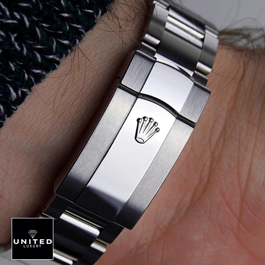 Rolex Lady-Datejust 279160 Dark Grey Dial Ultimate Clone Quality Rolex 279160 Stainless Steel Oyster Bracelet Clasp Replica on the man wrist