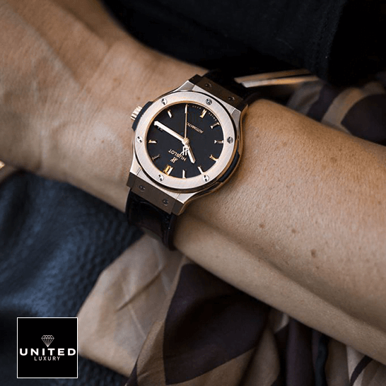 Hublot Classic Fusion King Gold 511.OX.1181.LR Replica hublot classicfusion 511.OX .1181.LR replica hand Hublot Classic Fusion Gold Bezel Black Dial Replica on the man wrist