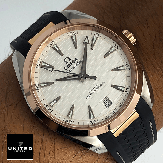 Omega Seamaster Aqua Terra 220.22.41.21.02.001 Supreme Replica Edition omega seamaster 220.22.41.21.02.001 replica hand Omega Seamaster 220.22.41.21.02.001 White Dial Rubber Bracelet Replica on the wrist