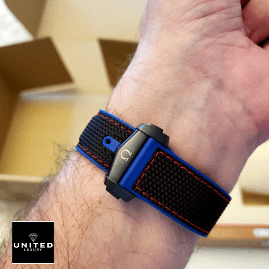 Omega Seamaster Planet Ocean 215.92.46.22.01.004 Premium Copy 1:1 Omega 215.92.46.22.01.004 Seamaster Black Rubber Replica on the wrist