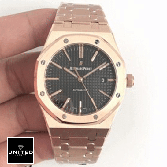 Audemars Piguet Royal Oak 15400OR.OO.1220OR.01 Perfect Clone Quality audemars piguet royal oak rose gold 15400OR.OO .1220OR.01 black dial man Audemars Piguet Royal Oak Black Dial 15400OR.OO_.1220OR.01 Replica on the hand