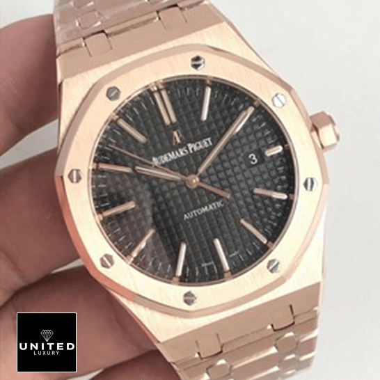 Audemars Piguet Royal Oak 15400OR.OO.1220OR.01 Perfect Clone Quality audemars piguet royal oak rose gold 15400OR.OO .1220OR.01 black dial dial Audemars Piguet 1220OR.01 Royal Oak Rose Gold Black Dial Replica on the hand