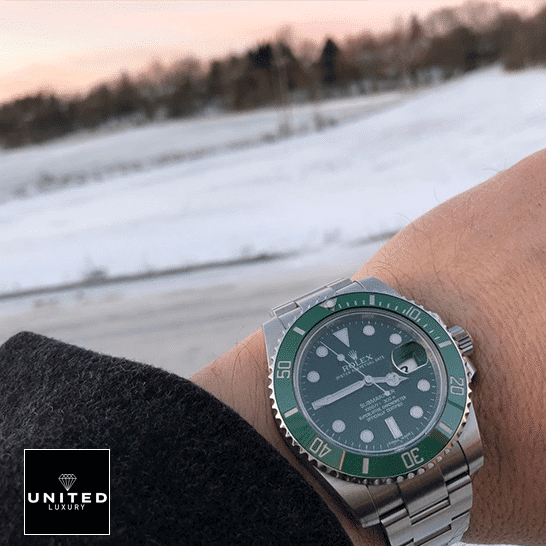 Rolex Submariner Date 116610LV "Hulk" Luxury Clone Quality Rolex Submariner Hulk 116610LV Green Bezel S.Steel Oyster Replica on his arm