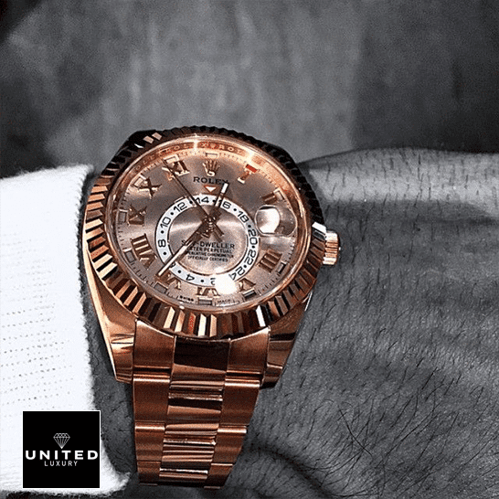 Rolex Sky-Dweller 326935 "Everose Gold" Handcrafted Replica Edition rolex sky dweller everose gold sundust dial 326935 oyster man Rolex Sky Dweller Everose Gold 326935 On his wrist