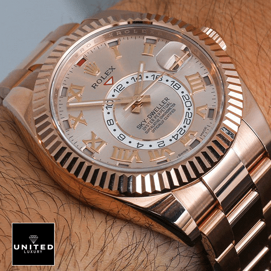 Rolex Sky-Dweller 326935 "Everose Gold" Handcrafted Replica Edition rolex sky dweller everose gold sundust dial 326935 oyster man dial Rolex Sky Dweller Everose Gold Stainless Steel 326935 On his wrist Replica