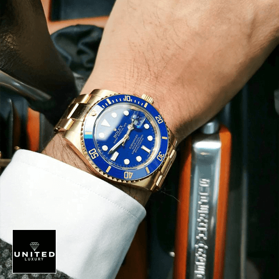Rolex Submariner Date "Bluesy" 326934-0003 Precision Replica Edition Rolex 116618LB Submariner Gold Blue Dial Replica on the wrist