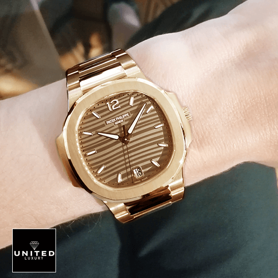 Patek Philippe Nautilus 7118/1R "Ladies Rose Gold" 1:1 Master Replica patek philippe nautilus ladies golden rose gold 71181R 001 replica hand Patek Philippe Nautilus Ladies Golden Rose Gold 71181R-001 Replica on the wrist