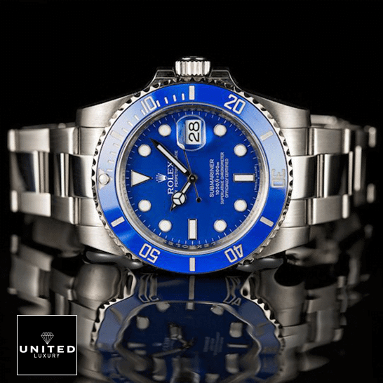 Rolex Submariner Date 116619 "Smurf" Perfect Duplicate Edition Rolex Submariner 116619lb-0001 Oyster Replica on the table