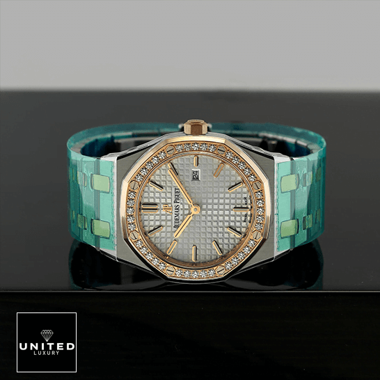 Audemars Piguet Royal Oak Ladies 67651SR.ZZ.1261SR.01 "Diamond Bezel" Super Clone Edition audemars piguet royal oak quartz ladies dial 1 Audemars Piguet White Dial Diamond Bezel Quartz Ladies Replica on the black table