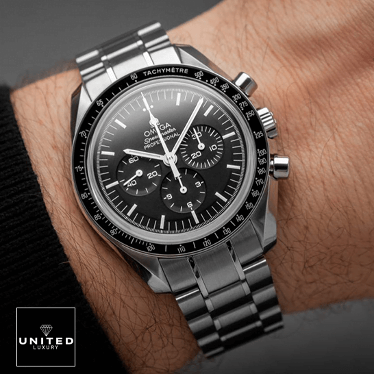 Omega Speedmaster Professional 311.99.42.30.04.001 "Black Dial" Ultra Clone 1:1 Omega Speedmaster Professional Black Dial Replica on the wrist