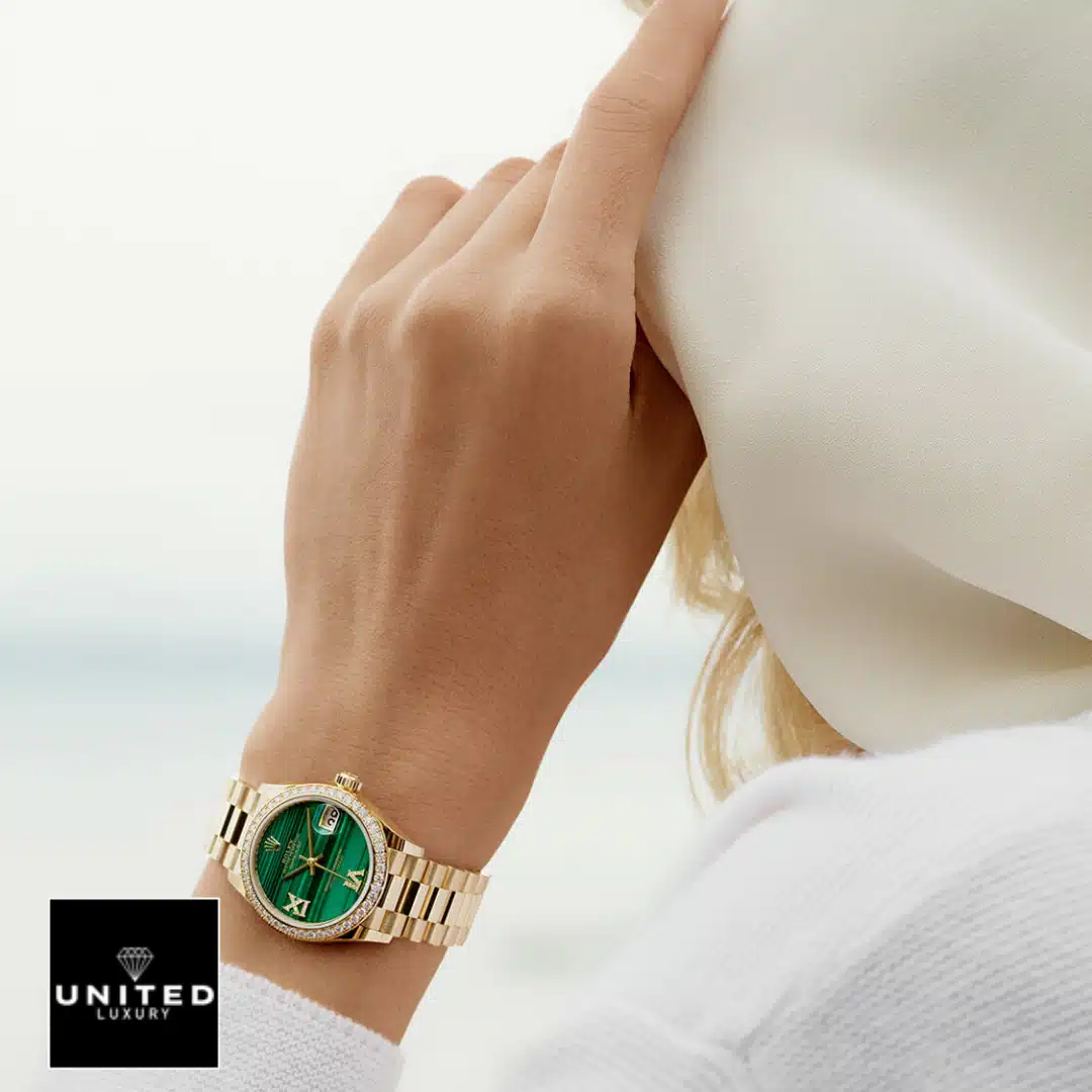 Rolex Datejust 126333 "Gold Green Dial" Signature Replica 1:1 Yeni Proje 30 the woman has Rolex Datejust 31 278278-0004 Replica on her wrist
