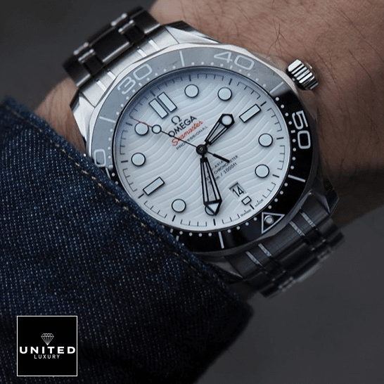 Omega Seamaster Diver 210.30.42.20.03.001 Perfect Clone Quality omega seamaster diver steel 210.30.42.20.04.001 white Omega210.30.42.20.04.001 Seamaster Diver Steel White Dial Replica on the hand