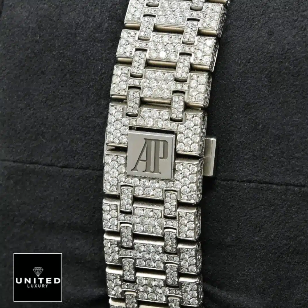 AP Royal Oak 15500ST.OO.1220ST.04 Replica Bracelet is jewel set and has the AP logo on it