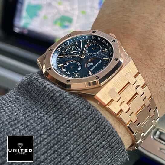 Audemars Piguet Royal Oak Gold Blue Dial Replica on the man wrist