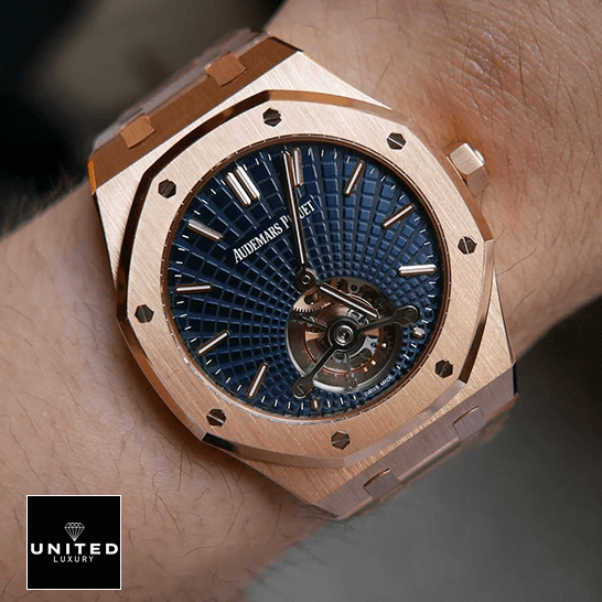 Audemars Piguet Royal Oak 26522OR.OO_.1220OR.01 Replica blue dial on the wrist