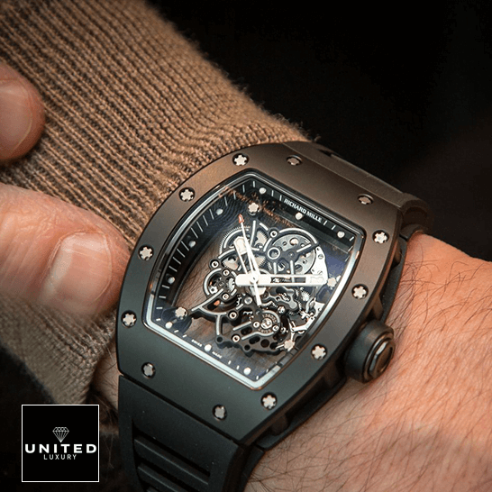 手首に着けたリチャード・ミル RM055 スケルトン ブラック レプリカ