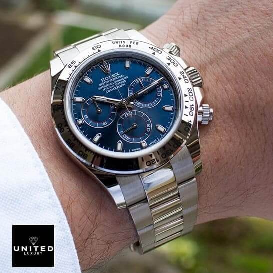 Rolex Daytona 116509 S.Steel Blue Dial Oyster Replica on his arm