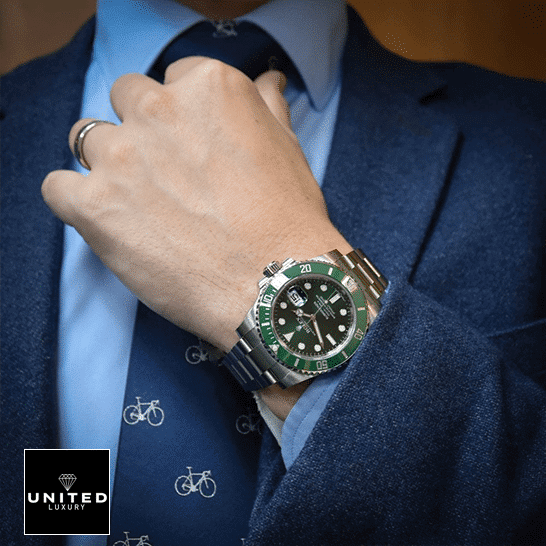 Rolex Submariner Hulk 116610LV Green Bezel Replica on his arm